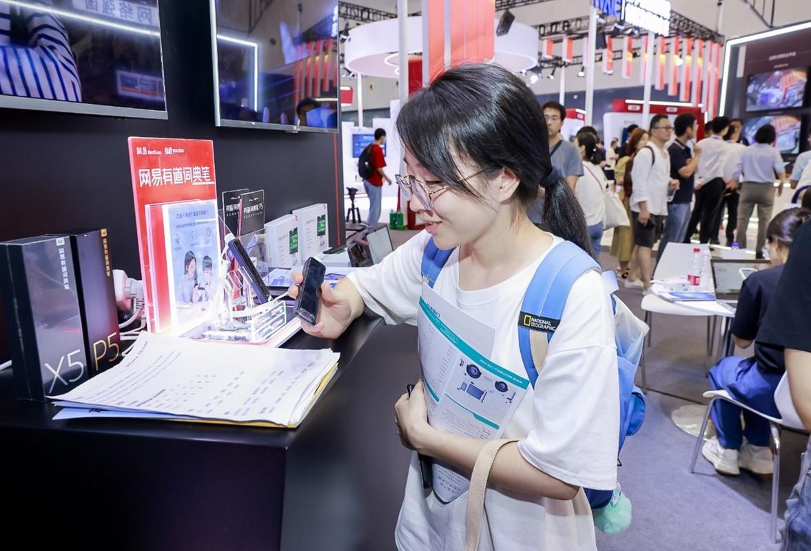 有道学习硬件亮相2023世界人工智能大会,展示未来学习产品的ai样本